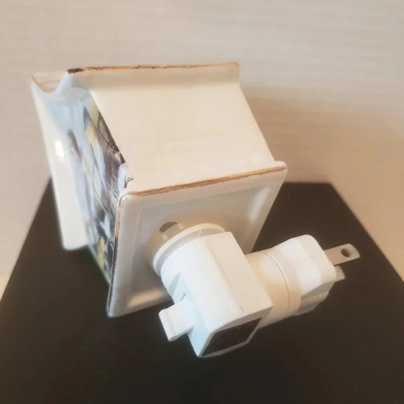 Royal Elfreda Fine Porcelain Mini Birdhouse Night Light . - Picture 5 of 7